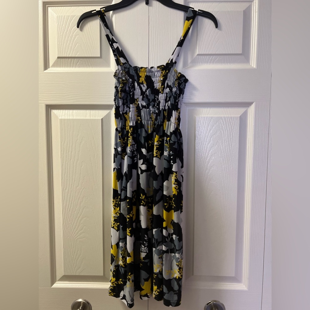 Stunning yellow and black mini dress that's perfect for making a stylish